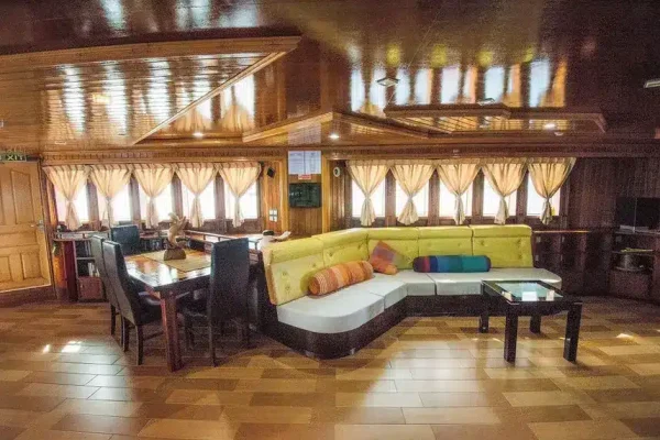 princess-dhonkamana-liveaboard-maldives-indoorsaloon