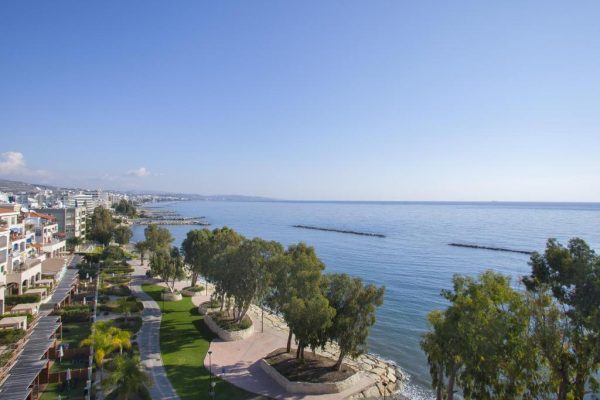 חופשת שחייה בקפריסין לימסול , בריכה וים (2)